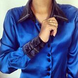 camisete feminina em cetim com detalhes