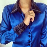 camisete feminina em cetim com detalhes